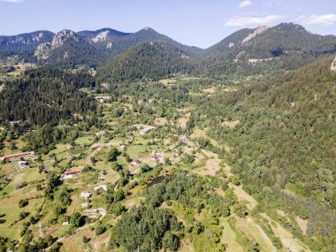 Bulgaristan 'ın Smolyan gölleri yakınlarındaki Rodop Dağlarının Hava Panoraması