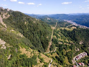 Bulgaristan 'ın Smolyan gölleri yakınlarındaki Rodop Dağlarının Hava Panoraması