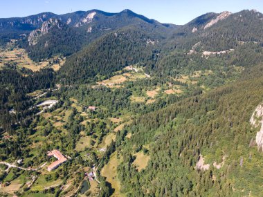 Bulgaristan 'ın Smolyan gölleri yakınlarındaki Rodop Dağlarının Hava Panoraması