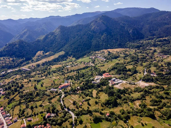保加利亚Smolyan地区Smolyan湖附近Rhodope山脉的空中全景 — 图库照片