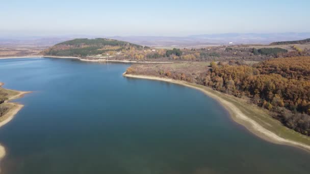 Vista Aérea Outono Izvor Reservoirat Konyavska Mountain Região Pernik Bulgária — Vídeo de Stock