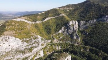 Lyutibrod kasabası yakınlarındaki Iskar Nehri Boğazı 'nın hava manzarası, Vratsa bölgesi, Balkan Dağları, Bulgaristan