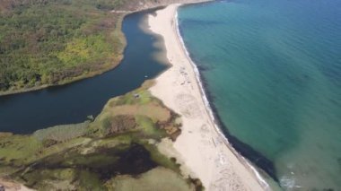 Bulgaristan 'ın Burgaz Bölgesi Sinemorets köyü, Veleka Nehri' nin ağzındaki sahil manzarası