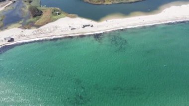 Bulgaristan 'ın Burgaz Bölgesi Sinemorets köyü, Veleka Nehri' nin ağzındaki sahil manzarası