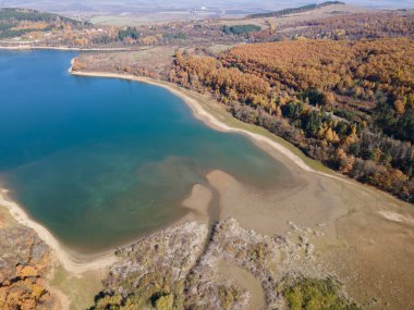 Bulgaristan 'ın Pernik bölgesindeki Konyavska Dağı' ndaki Izvor Reservoir Havacılık Görünümü