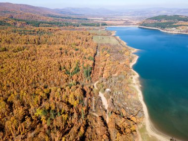 Bulgaristan 'ın Pernik bölgesindeki Konyavska Dağı' ndaki Izvor Reservoir Havacılık Görünümü