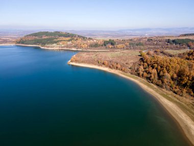 Bulgaristan 'ın Pernik bölgesindeki Konyavska Dağı' ndaki Izvor Reservoir Havacılık Görünümü