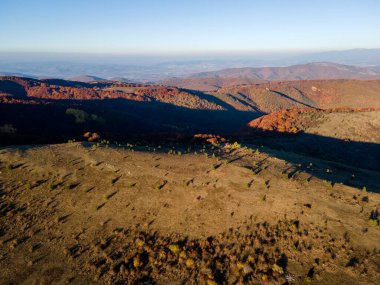 Bulgaristan 'ın Kyustendil Bölgesi' nin Viden Tepesi yakınlarındaki Konyavska dağının hava sonbahar günbatımı manzarası