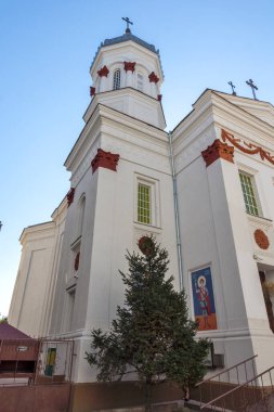 BUCHAREST, ROMANIA - 17 Ağustos 2021: Bükreş, Romanya 'nın merkezindeki Eski Ortodoks Aziz George Kilisesi