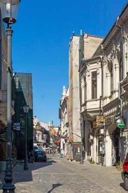 BÜKREŞ, ROMANIA - 17 AĞUSTOS 2021: Romanya 'nın Bükreş kentinin şehir merkezinde (eski kasaba) tipik cadde ve durgunluk