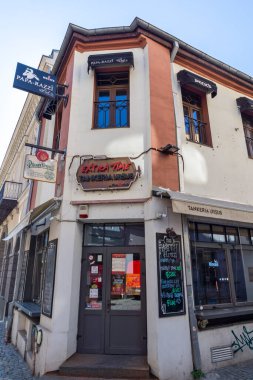 BÜKREŞ, ROMANIA - 17 AĞUSTOS 2021: Romanya 'nın Bükreş kentinin şehir merkezinde (eski kasaba) tipik cadde ve durgunluk