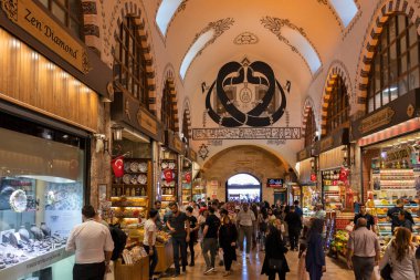 İSTANBUL, TURKEY - 26 Temmuz 2019: İstanbul, Türkiye 'deki Mısır Çarşısı olarak bilinen Baharat pazarının iç görünümü