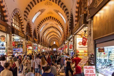 İSTANBUL, TURKEY - 26 Temmuz 2019: İstanbul, Türkiye 'deki Mısır Çarşısı olarak bilinen Baharat pazarının iç görünümü