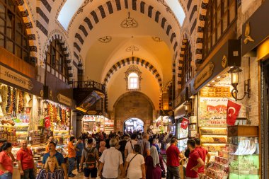 İSTANBUL, TURKEY - 26 Temmuz 2019: İstanbul, Türkiye 'deki Mısır Çarşısı olarak bilinen Baharat pazarının iç görünümü
