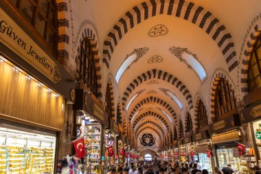 İSTANBUL, TURKEY - 26 Temmuz 2019: İstanbul, Türkiye 'deki Mısır Çarşısı olarak bilinen Baharat pazarının iç görünümü