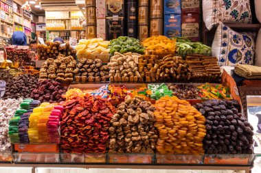 İSTANBUL, TURKEY - 26 Temmuz 2019: İstanbul, Türkiye 'deki Mısır Çarşısı olarak bilinen Baharat pazarının iç görünümü