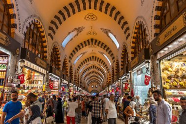İSTANBUL, TURKEY - 26 Temmuz 2019: İstanbul, Türkiye 'deki Mısır Çarşısı olarak bilinen Baharat pazarının iç görünümü