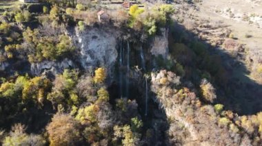 Bulgaristan 'ın Kyustendil Bölgesi, Zemen Dağı' ndaki Polska Skakavitsa şelalesinin sonbahar manzarası
