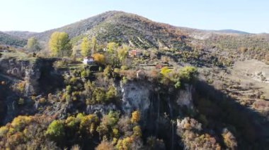 Bulgaristan 'ın Kyustendil Bölgesi, Zemen Dağı' ndaki Polska Skakavitsa şelalesinin sonbahar manzarası