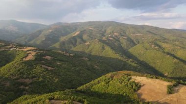 Bulgaristan 'ın Blagoevgrad bölgesindeki Ograzhden Dağı' nın hava gün batımı manzarası
