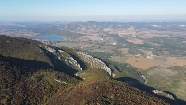 Καταπληκτικό Εναέρια Φθινοπωρινό Τοπίο Των Βαλκανικών Ορέων Κοντά Στην Πόλη — Αρχείο Βίντεο