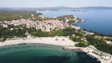 Bulgaristan 'ın Burgaz Bölgesi' ndeki Kiten kasabasının Güney Sahili 'nin şaşırtıcı hava manzarası 