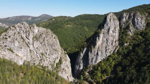 ブルガリア トランの町の近くのエルマ川渓谷の空中ビュー — ストック動画