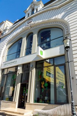 BÜKREŞ, ROMANIA - 17 AĞUSTOS 2021: Romanya 'nın Bükreş kentinin şehir merkezinde (eski kasaba) tipik cadde ve durgunluk