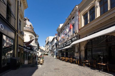 BÜKREŞ, ROMANIA - 17 AĞUSTOS 2021: Romanya 'nın Bükreş kentinin şehir merkezinde (eski kasaba) tipik cadde ve durgunluk
