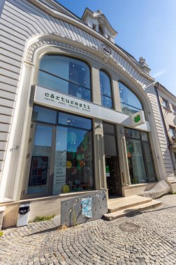 BÜKREŞ, ROMANIA - 17 AĞUSTOS 2021: Romanya 'nın Bükreş kentinin şehir merkezinde (eski kasaba) tipik cadde ve durgunluk