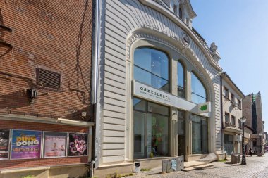 BÜKREŞ, ROMANIA - 17 AĞUSTOS 2021: Romanya 'nın Bükreş kentinin şehir merkezinde (eski kasaba) tipik cadde ve durgunluk