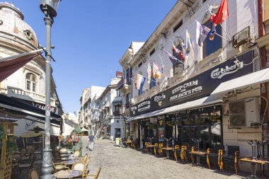 BÜKREŞ, ROMANIA - 17 AĞUSTOS 2021: Romanya 'nın Bükreş kentinin şehir merkezinde (eski kasaba) tipik cadde ve durgunluk