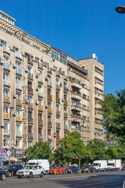 BÜKREŞ, ROMANIA - 17 AĞUSTOS 2021: Romanya 'nın Bükreş kentinin şehir merkezinde (eski kasaba) tipik cadde ve durgunluk