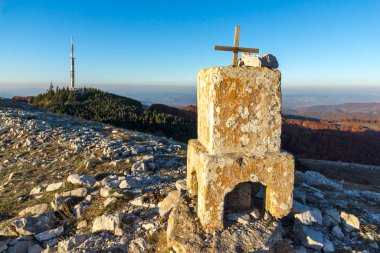Bulgaristan 'ın Kyustendil Bölgesi' nin Viden Tepesi yakınlarındaki Konyavska dağının sonbahar gün batımı manzarası