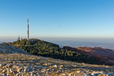 Bulgaristan 'ın Kyustendil Bölgesi' nin Viden Tepesi yakınlarındaki Konyavska dağının sonbahar gün batımı manzarası