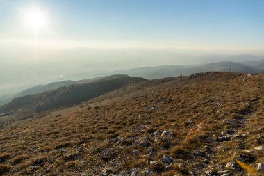 Bulgaristan 'ın Kyustendil Bölgesi' nin Viden Tepesi yakınlarındaki Konyavska dağının sonbahar gün batımı manzarası