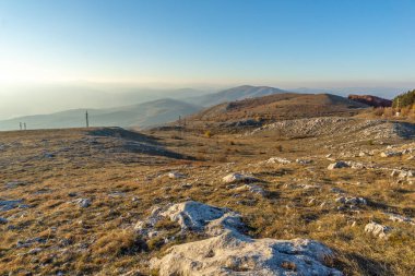Bulgaristan 'ın Kyustendil Bölgesi' nin Viden Tepesi yakınlarındaki Konyavska dağının sonbahar gün batımı manzarası