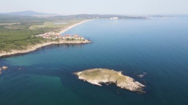 Bulgaristan 'ın Burgaz Bölgesi Arkutino bölgesindeki Yılan Adası' nın havadan görüntüsü 