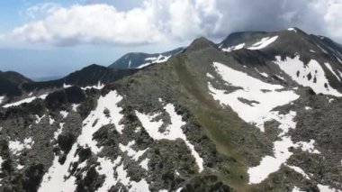 Bulgaristan 'ın Pirin Dağı' ndaki Dzhano 'nun şaşırtıcı hava manzarası