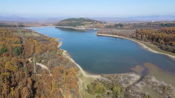 Bulgaristan Pernik Bölgesindeki Konyavska Dağı Ndaki Izvor Reservoir Havacılık Görünümü — Stok video