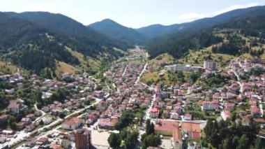 Bulgaristan 'ın ünlü kayak beldesi Chepelare' nin hava manzarası, Smolyan Bölgesi, Bulgaristan