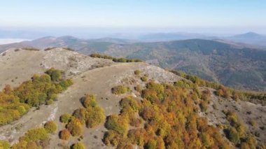 Bulgaristan 'ın Pernik Bölgesi Golemi zirvesi yakınlarındaki Erul dağının şaşırtıcı sonbahar manzarası