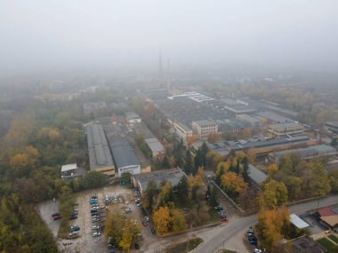 Bulgaristan 'ın Pazardzhik kentinin sisle kaplı muhteşem hava manzarası