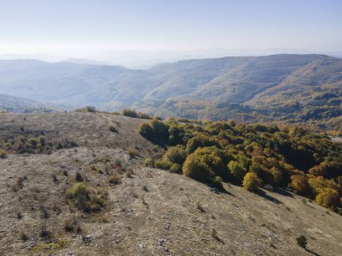 Bulgaristan 'ın Pernik Bölgesi Golemi zirvesi yakınlarındaki Erul dağının şaşırtıcı sonbahar manzarası