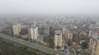 Bulgaristan 'ın Pazardzhik kentinin sisle kaplı muhteşem hava manzarası