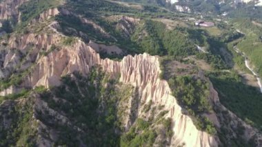 Rozhen kum piramitlerinin hava günbatımı manzarası, Blagoevgrad bölgesi, Bulgaristan