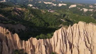 Rozhen kum piramitlerinin hava günbatımı manzarası, Blagoevgrad bölgesi, Bulgaristan