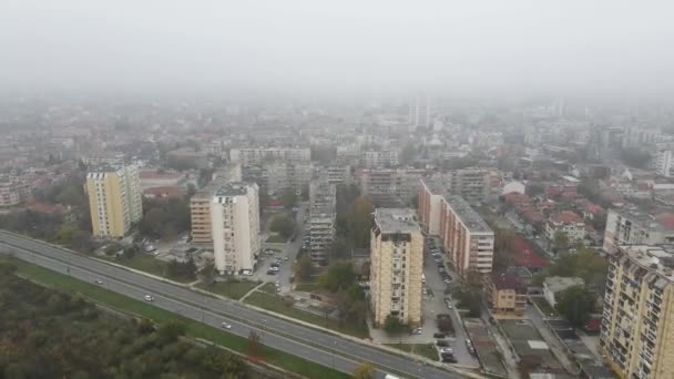 Increíble Vista Aérea Ciudad Pazardzhik Cubierta Niebla Bulgaria — Vídeo de stock