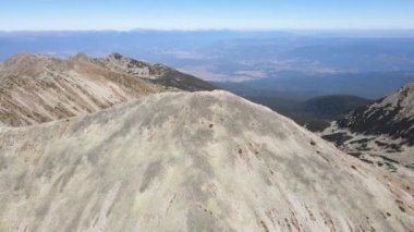Polezhan Tepesi 'nin hava manzarası, Pirin Dağı, Bulgaristan