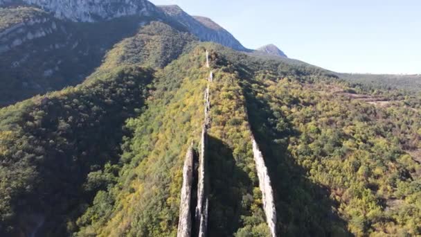 保加利亚巴尔干山脉Iskar River Gorge的Ritlite岩层空中景观 — 图库视频影像